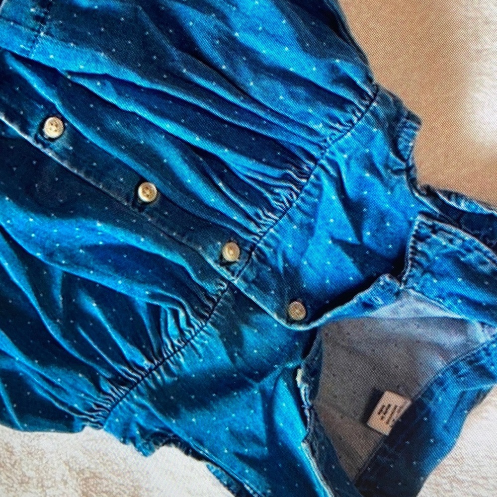 Adorable polk a dot denim blouse